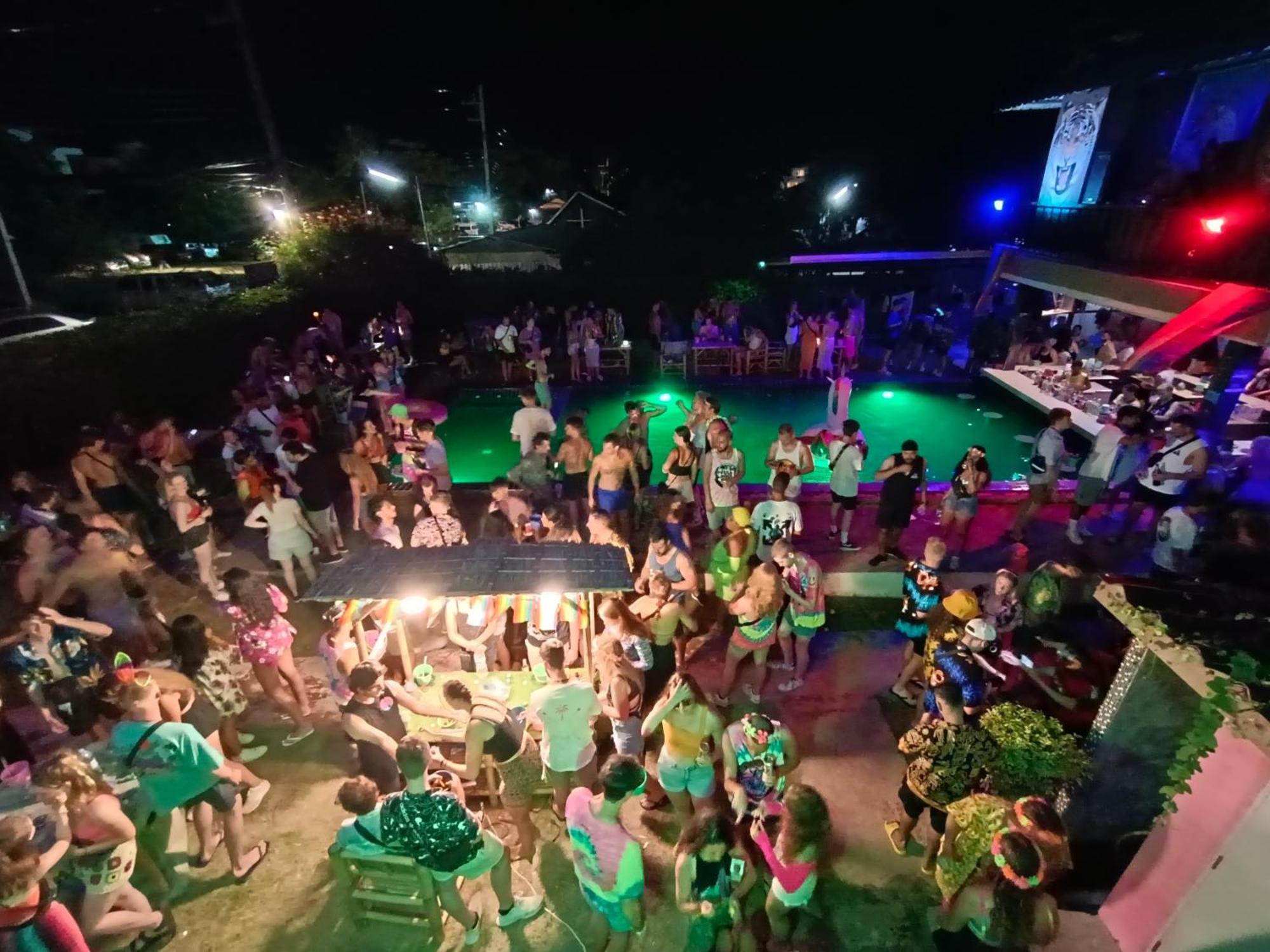 Wet! A Pool Party Hostel By Wild & Wandering Haad Rin Luaran gambar