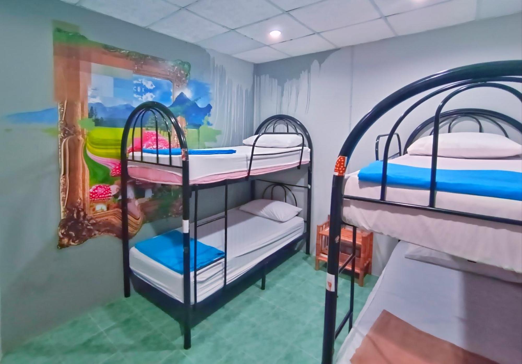 Wet! A Pool Party Hostel By Wild & Wandering Haad Rin Bilik gambar