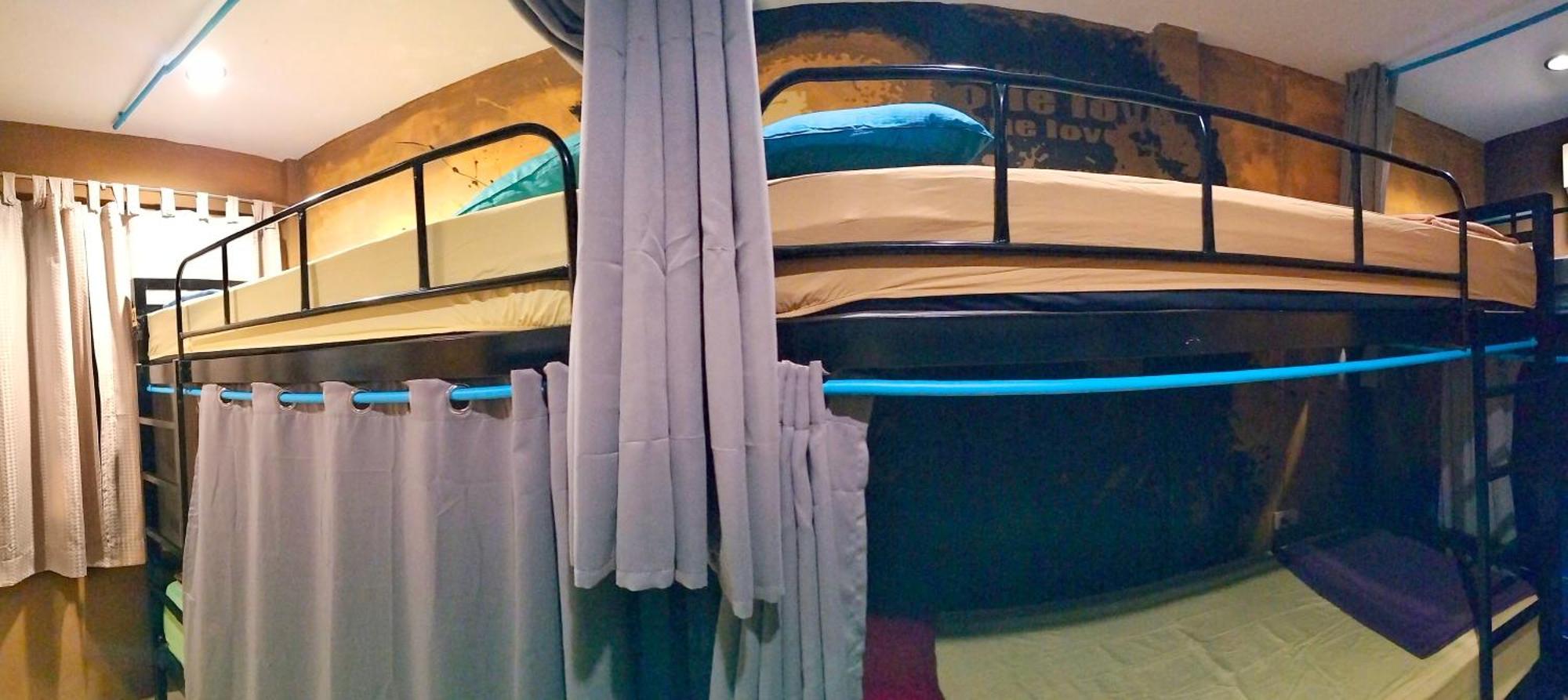Wet! A Pool Party Hostel By Wild & Wandering Haad Rin Bilik gambar
