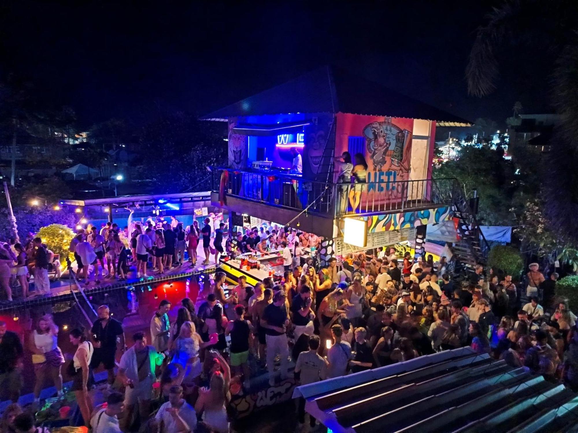 Wet! A Pool Party Hostel By Wild & Wandering Haad Rin Luaran gambar