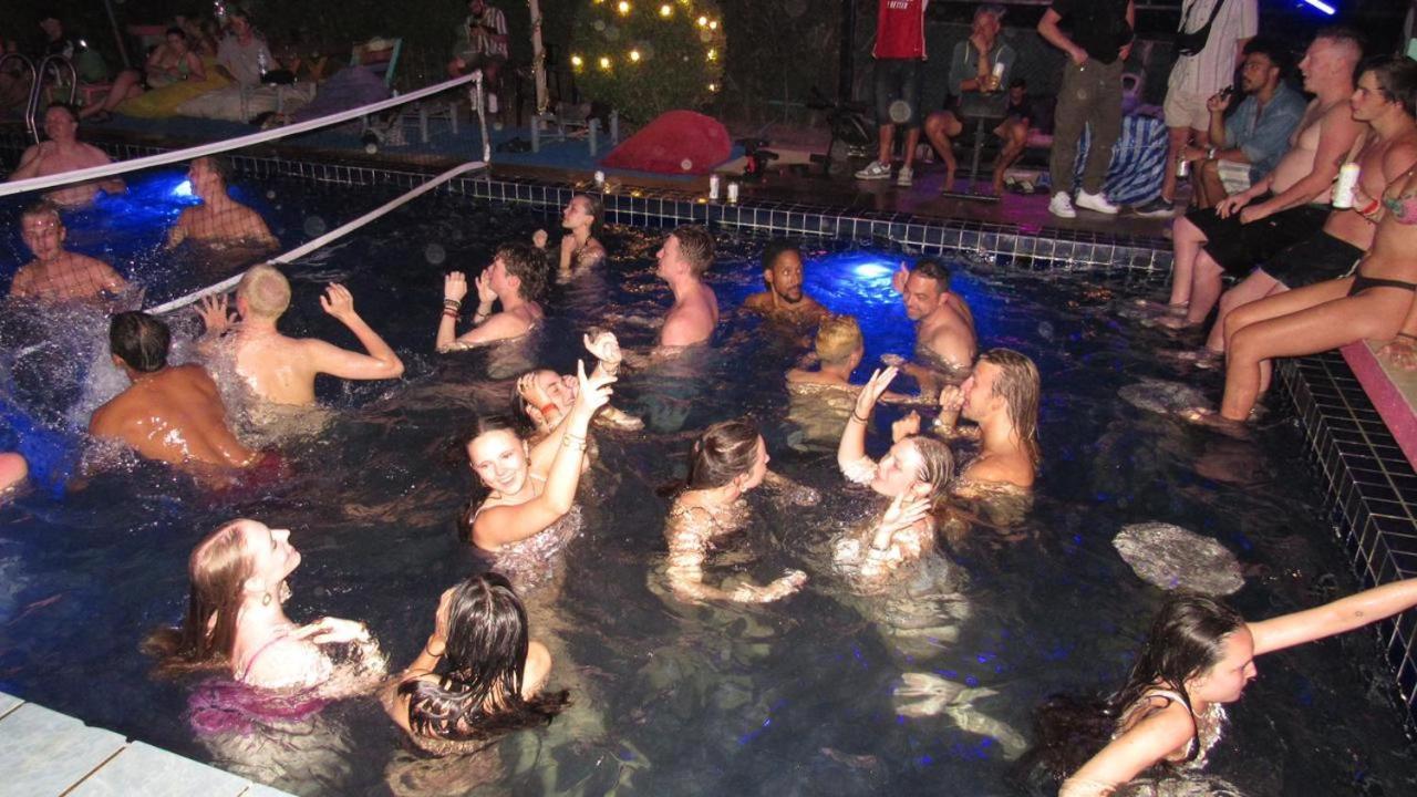 Wet! A Pool Party Hostel By Wild & Wandering Haad Rin Luaran gambar